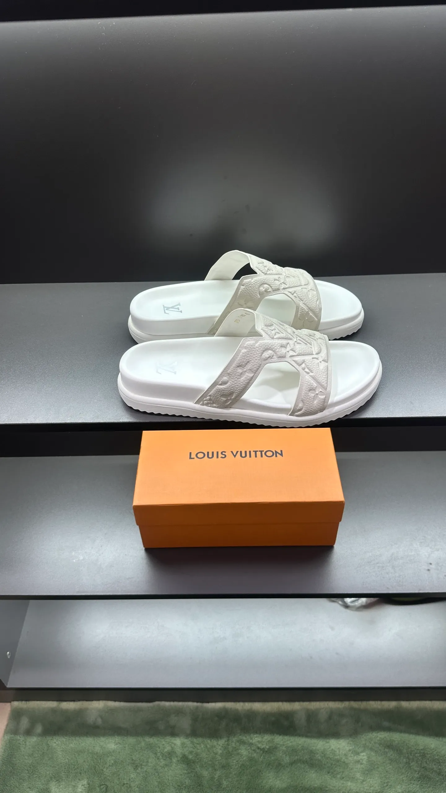 P300 🔍Top purchasing agent LV men's spring and summer slippers counter synchronized. The upper is made of cowhide fabric imported from Italy, with logo graphics and high-quality craftsmanship. The sole is: the original sole provided by the original factory. The exclusive molded sole is super comfortable. The original factory follows the order. 🔍🔍High quality. You can enter and exit the counter at will. Welcome to compare. Size 38-45